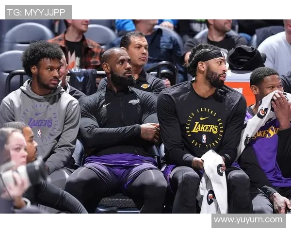 足球明星亲临现场观看詹姆斯精彩比赛瞬间引发热议与讨论